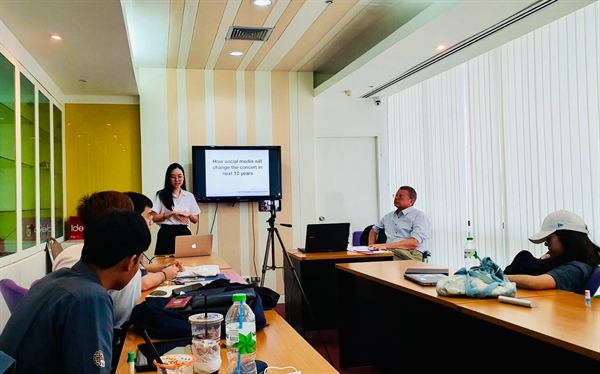 Big presentation by students in Art of speaking and presentation class (Dr. Eric from DMU)